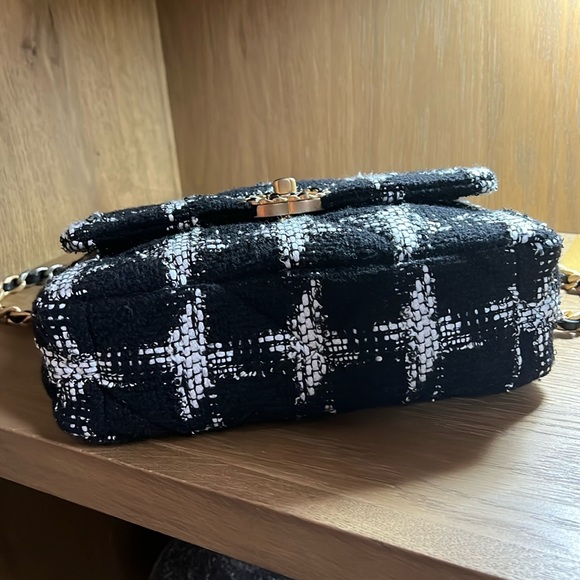 ❌SOLD❌✨Chanel 19 Quilted Houndstooth Tweed Medium Flap Bag. COA included. - Picture 4 of 12